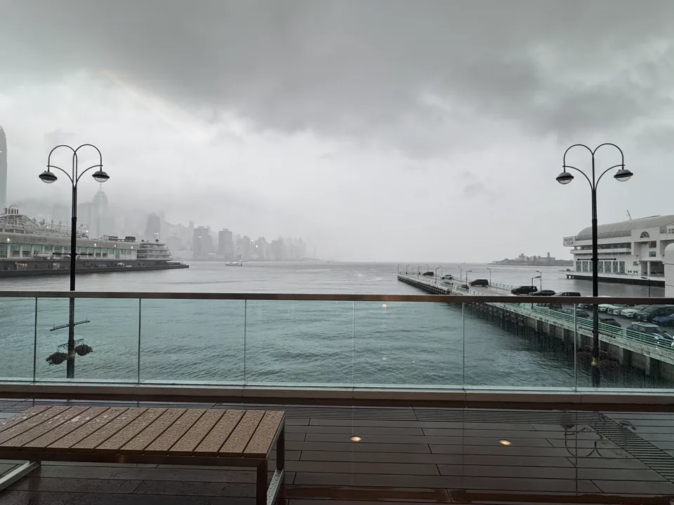 阴雨雾气中的码头与远处城市