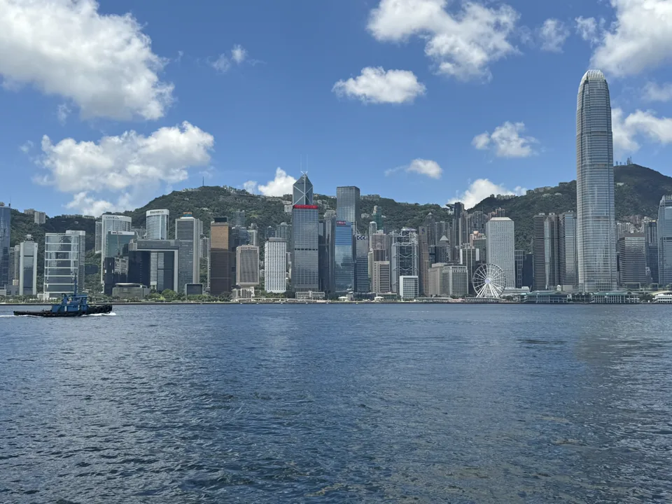 蓝天白云下隔海望见的香港天际线