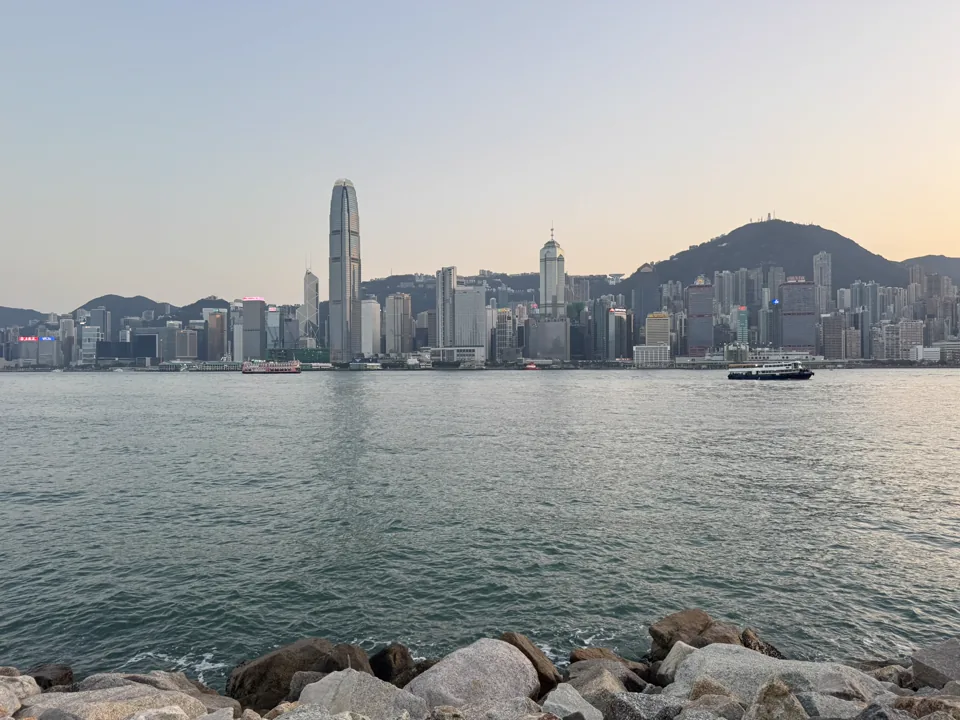 暖色天空下隔海望见的香港楼群