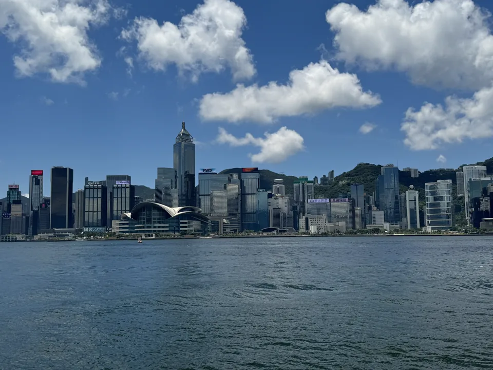 强烈白云下的香港海湾与城市楼群