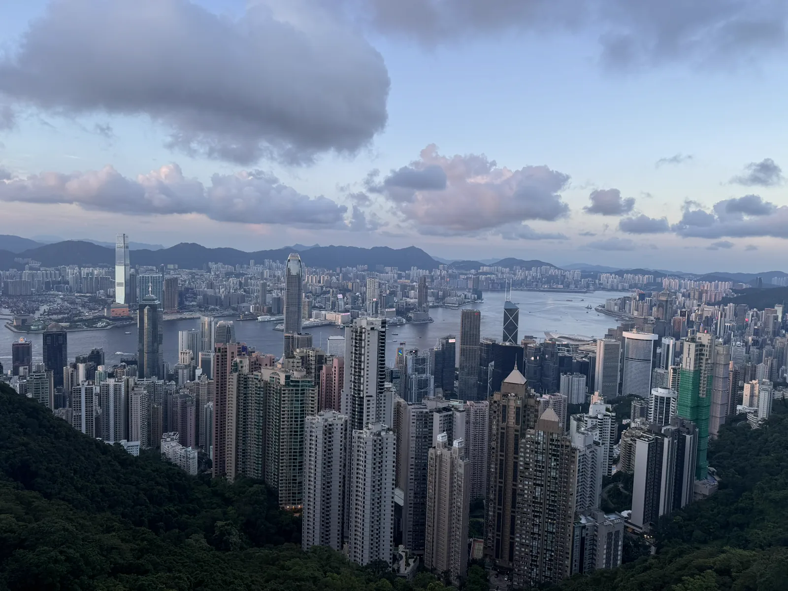 阴云下从山顶俯瞰香港密集楼群