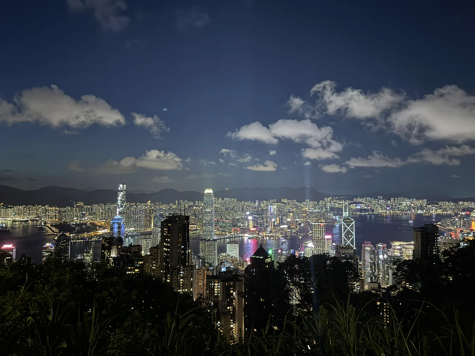 山上俯瞰夜晚香港城市与云层