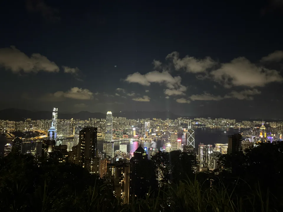 深色天空下灯光密集的香港夜景