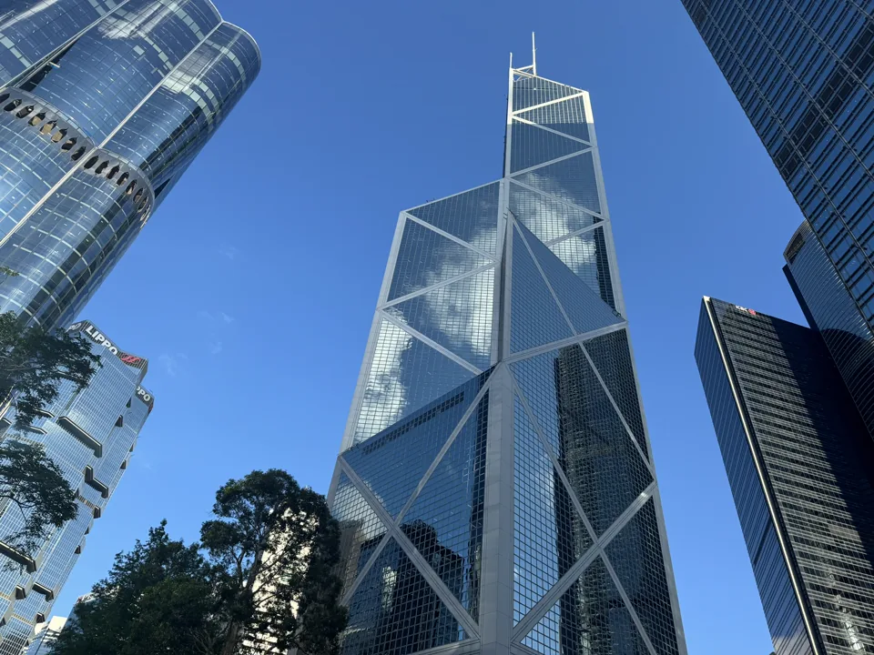 蓝天下仰望中银大厦与周围高楼