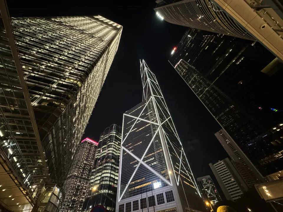 夜晚从楼群之间向上仰望中银大厦