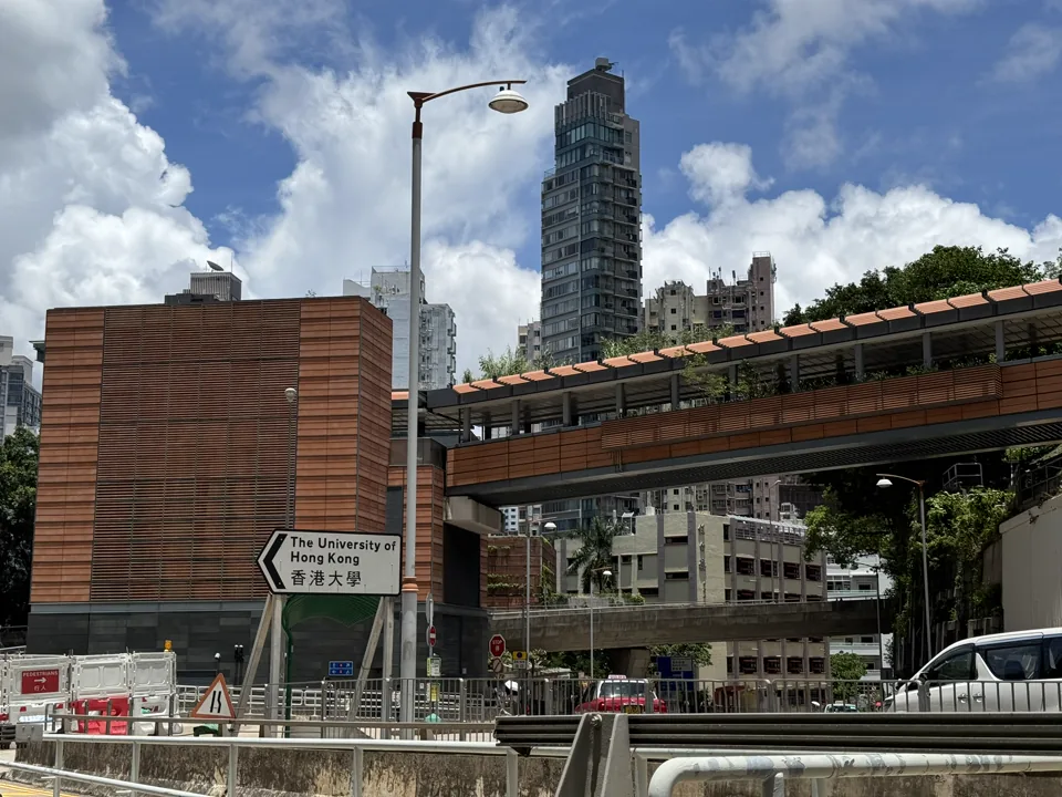 街道、天桥与高层建筑构成的城市路口