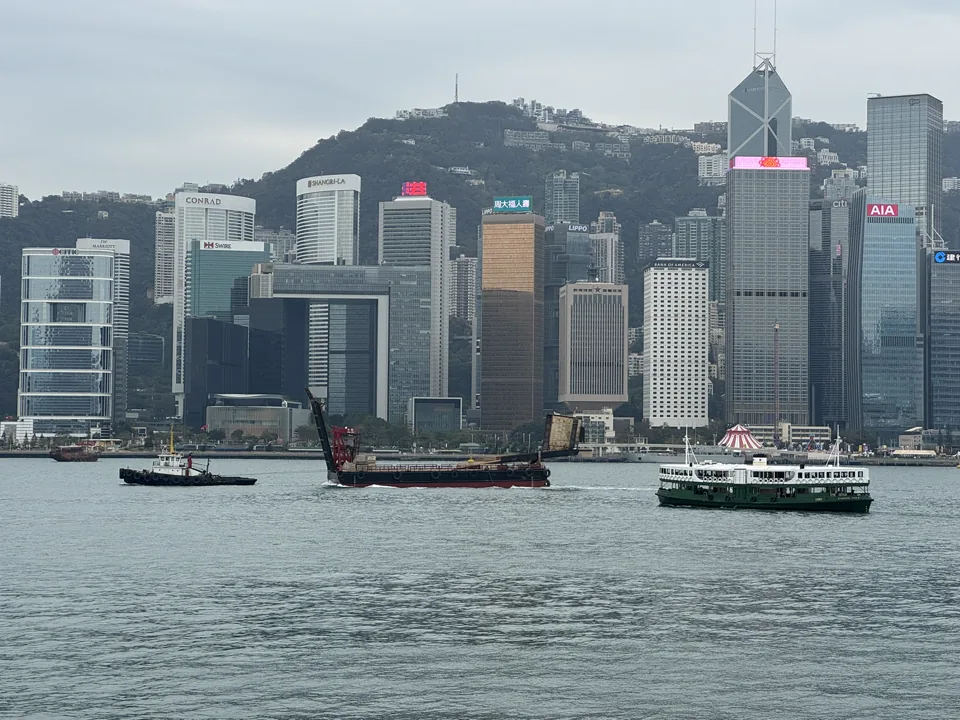 海面船只与对岸香港楼群