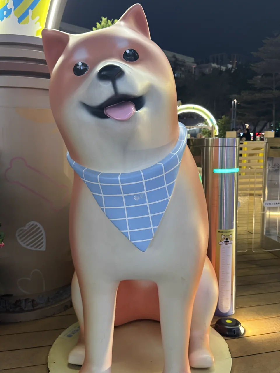正面近距离拍摄的柴犬雕塑