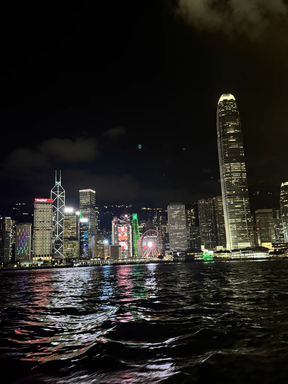 纵向构图的维港夜景