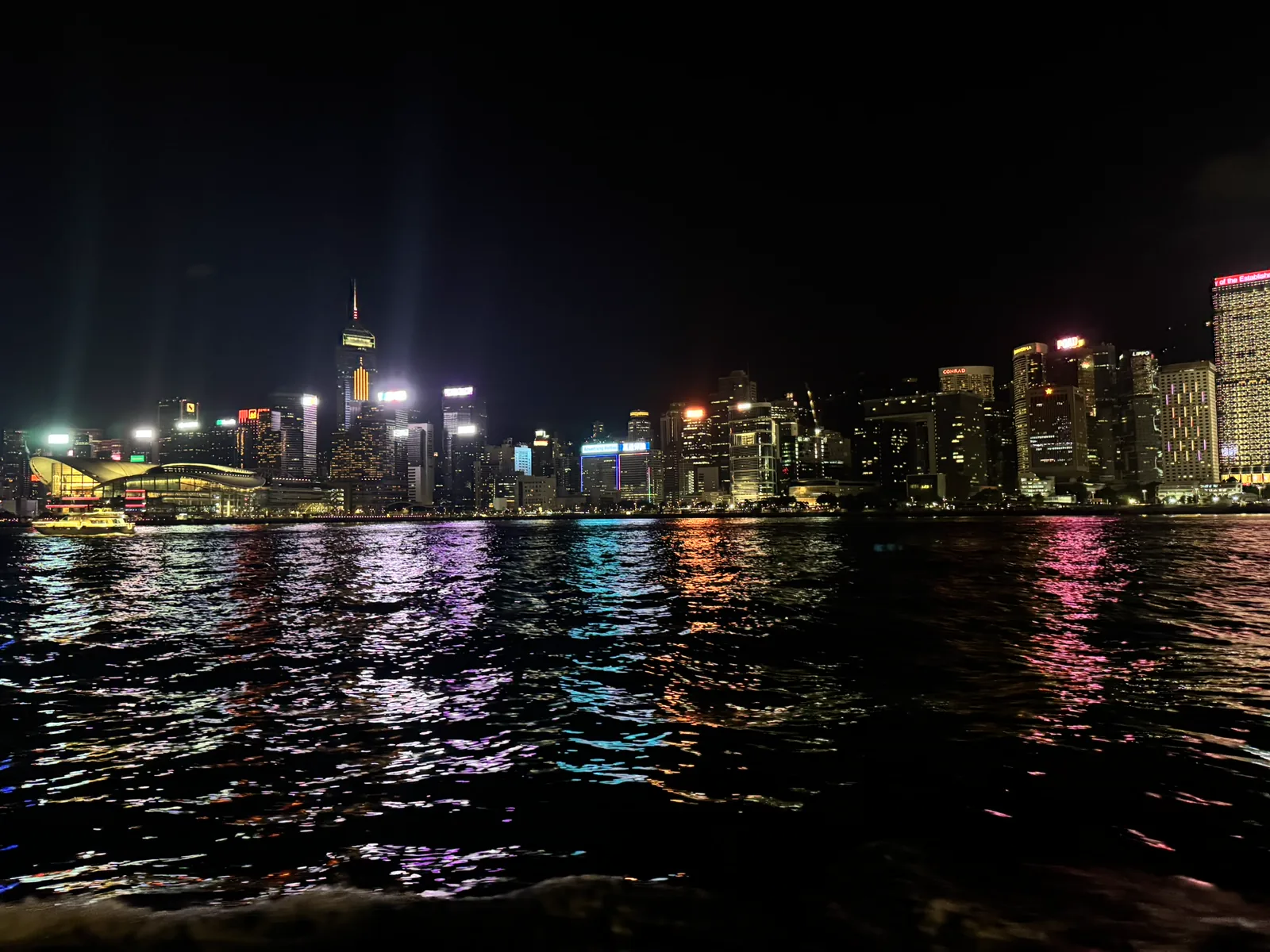 夜色中的维多利亚港与城市灯光
