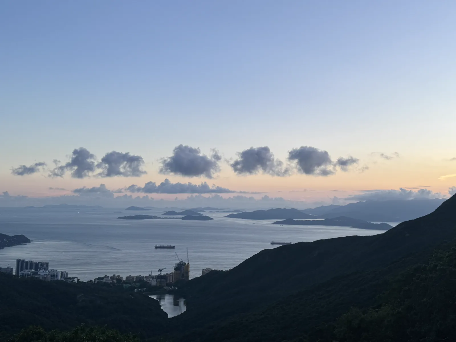 暮色中层叠的群山、岛屿与海面