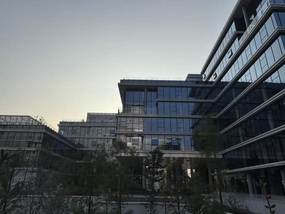夕阳下层叠的现代玻璃建筑