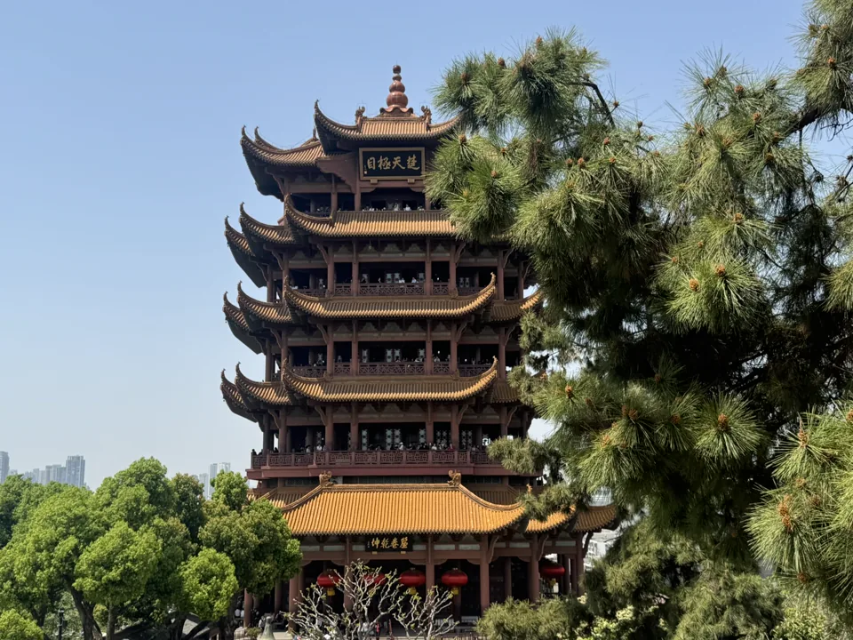 晴空与绿树映衬下的黄鹤楼